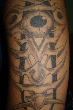 Le tatouage de totem biomécanique avec un œil