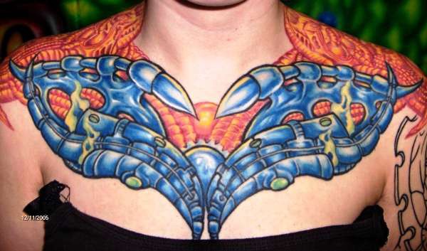 Le tatouage de motif biomécanique sur la poitrine