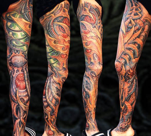biomeccanica pino sulla gamba tatuaggio colorato