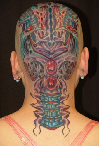 biomecanica tatuaggio colorato sulla testa