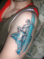 surfista d&quotargento tatuaggio colorato sul braccio