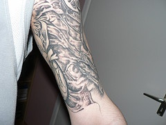 Biomechanisches Tattoo am Arm