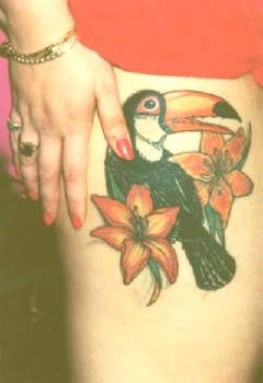 cockatoo colorato in fiori tatuaggio sulla gamba