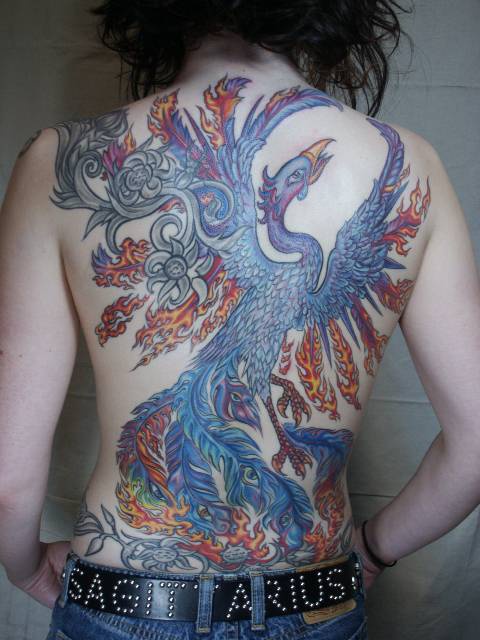 Tatuaggio incantevole sulla schiena l&quotuccello fantastico