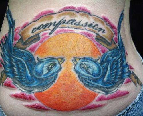 Tatuaggio sulla schiena due uccelli sul fondo del sole &quotCOMPASSION"