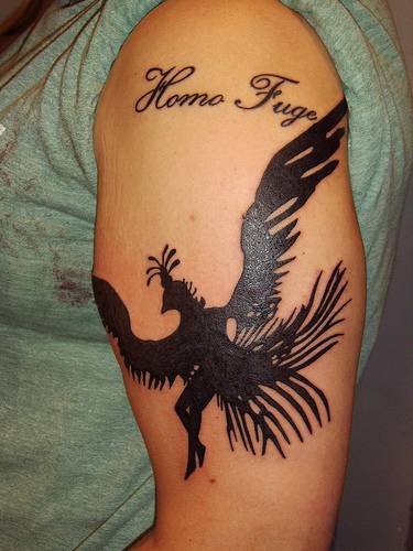 Tatuaje en el brazo, ave negro inexistente
