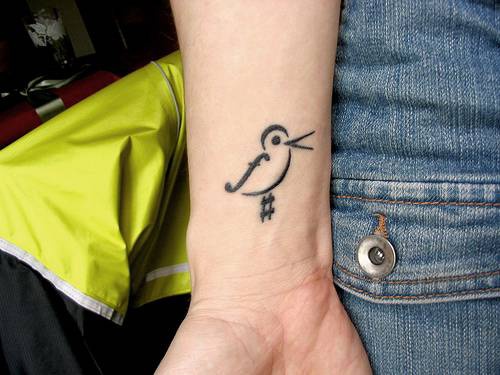 Minimalistisches Vogel-Symbol Tattoo