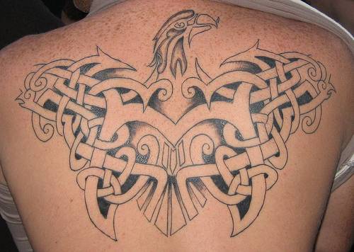 Tatuaggio grande sulla schena l&quotaquila in stile tribale