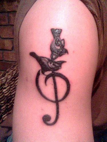 Tatuaggio sul braccio la chiave di violino & gli uccelli