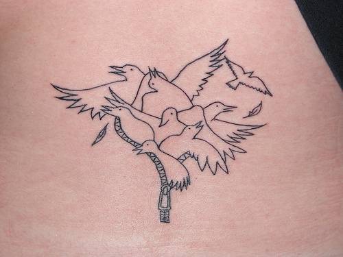 Tatuaje de bandada de pájaros