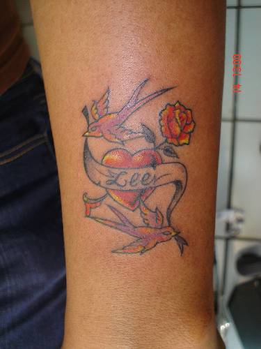 Tatuaggio ameno sul braccio gli uccelli & il cuore & &quotLEE"