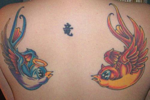 Tatuaggio carino due uccellini colorati