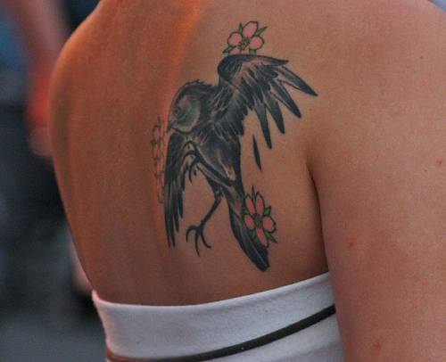 Tatuaggio sulla spalla l&quotuccello nero