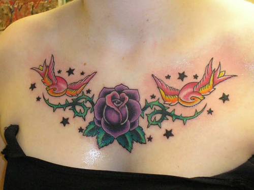 Tatuaggio colorato sul petto gli uccelli & i fiori