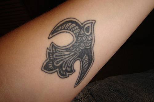 Tatuaggio sul braccio il disegno nero in forma dell&quotuccello