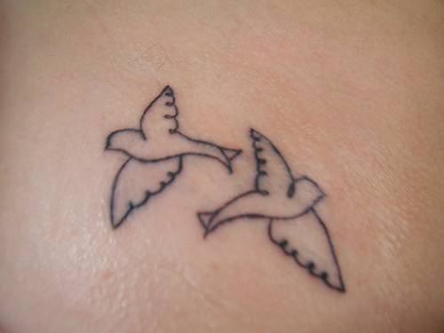 Tatuaje de dos siluetas de pájaros diminutas