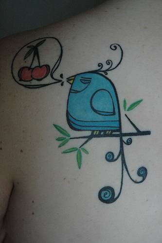 Tatuaggio carino sulla spalla l&quotuccello azzurro & i ciliegi