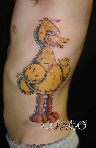Tatuaggio colorato sul corpo uccello giallo Bibo