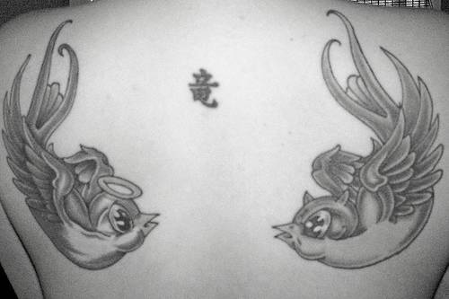 Tatuaggio sulla schiena due uccelli