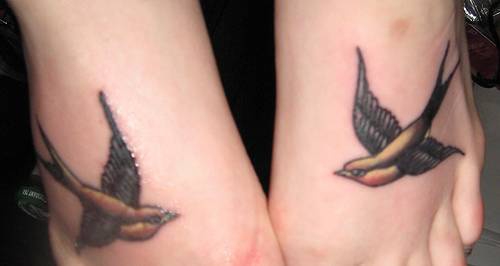Two sparrows on both hands