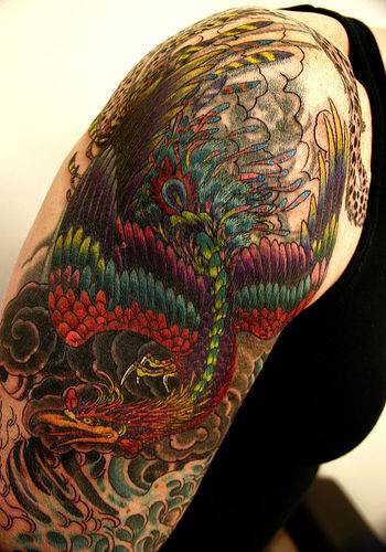 Tatuaggio fantastico sul braccio l&quotuccello magico