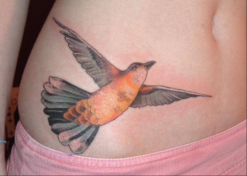 Tatuaje en el costado, ave que remonta el vuelo