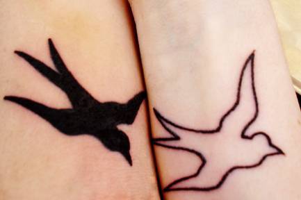 Tatuajes en las manos, golondrinas de color negro y blanco