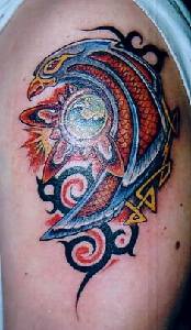 simbolo egiziano tribale aquila tatuaggio colorato