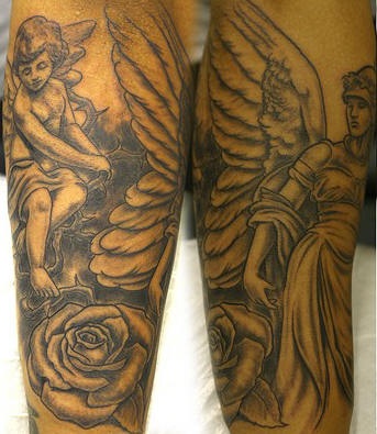 Le tatouage d&quotanges noirs avec des roses sur les bras
