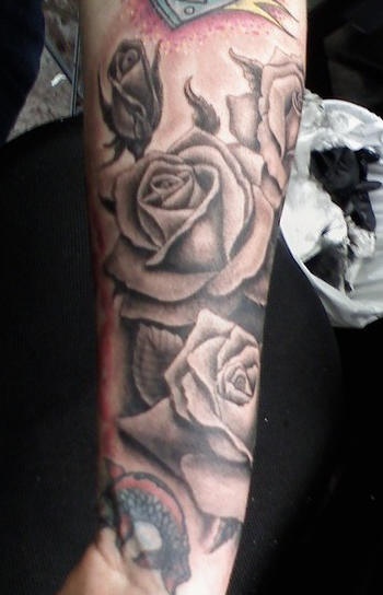 Schwarzes und weißes Ärmel Tattoo mit Rose