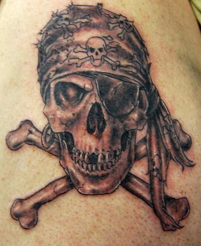 classico cranio pirata tatuaggio
