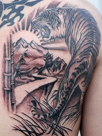 tigre asiatico in foresta con sole tatuaggio