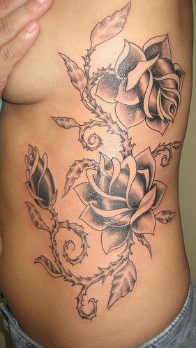 rose spine inchiostro nero tatuaggio