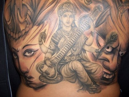 Tatuaggio impressionante non colorato sulla schiena la ragazza indiana che suona & i visi ai lati