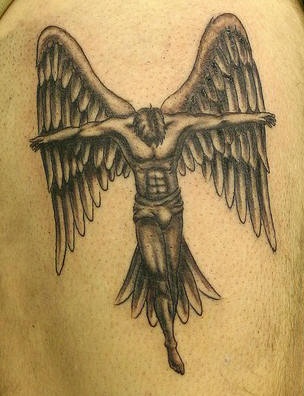 Gekreuzigter schwarzer Engel Tattoo