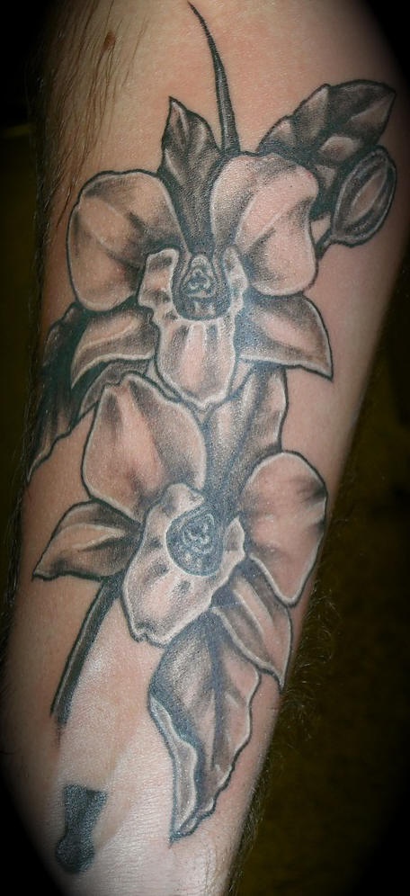nero e bianco fiore tatuaggio sul braccio