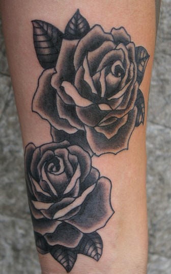 Le tatouage de roses en noir et blanc