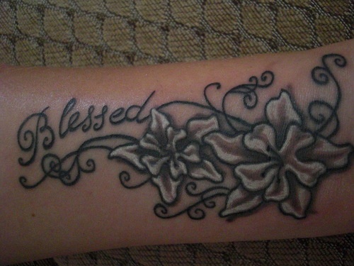 Tatuaggio grande sul polso i fiori & &quotBLESSED"