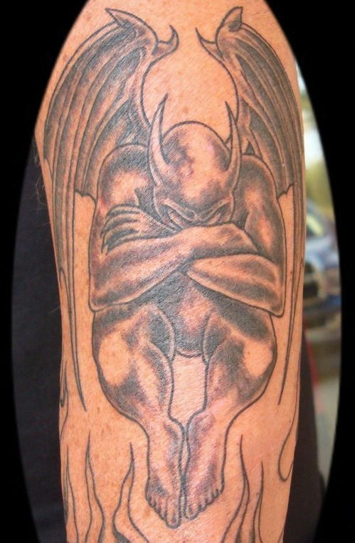 Schwarze Gargoyle in Flamme Tattoo
