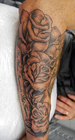 rose incchiostro nero tatuaggio