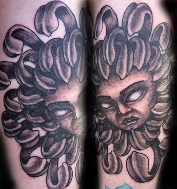 Schwarzes Tattoo mit Medusa Gorgona