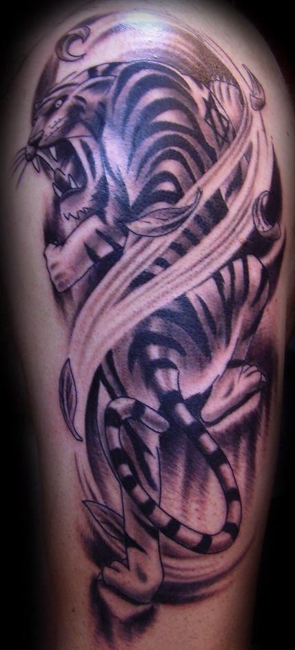 stupefacente tigre strisciando tatuaggio nero