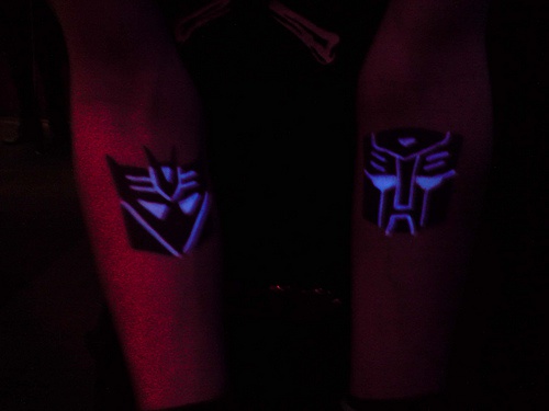 Autobot und Decepticon leuchtendes Tattoo