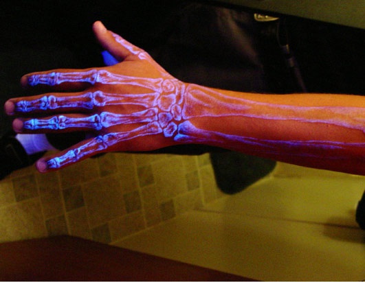 ossa del braccio incandescente tatuaggio