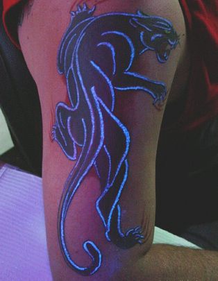 puma nera incandescente tatuaggio