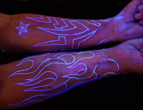 fiamma e trafori uv inchiostro tatuaggio sulle braccia