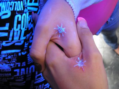 Leuchtendes Diamant Tattoo an der Hand