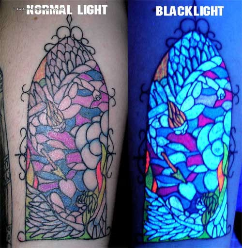 mosaica colorata incandescente tatuaggio
