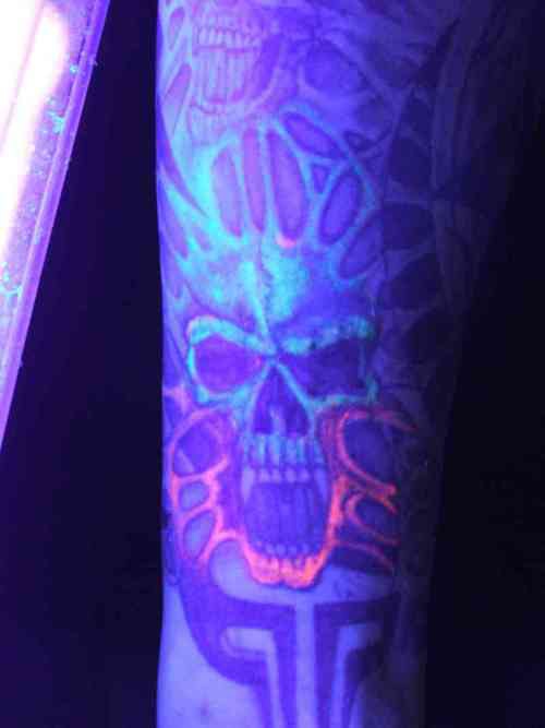 cranio del demonio uv inchiostro tatuaggio