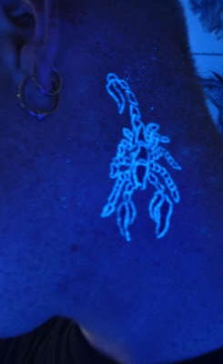 piccolo scorpione fosforescente tatuaggio